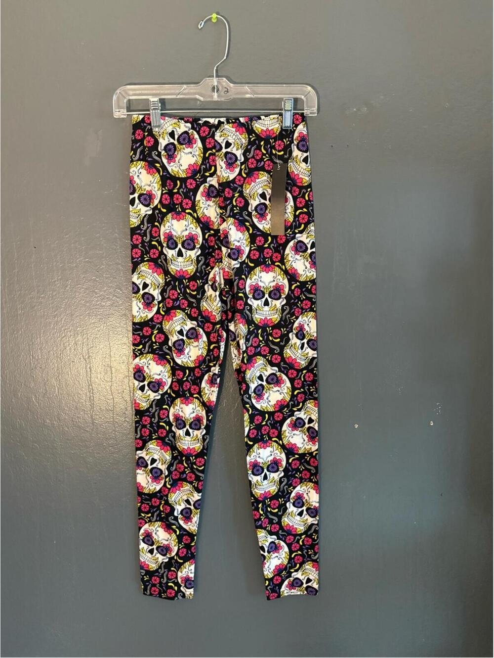 Eevee Women's Black and Pink Skull Print Ankle Leggings - New with Tags